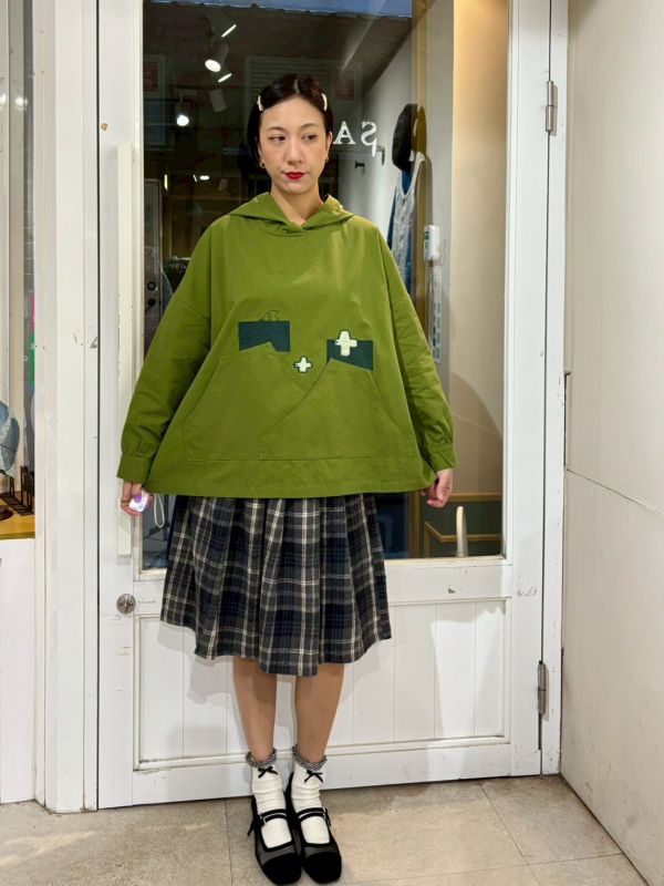 落肩不規則口袋飛鳥刺繡連帽上衣 