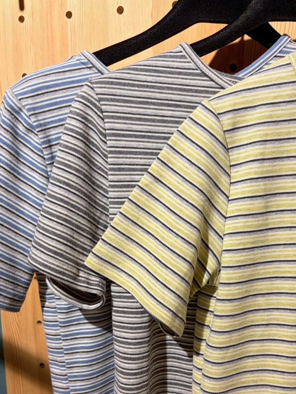 撞色橫紋胸前銀標上衣 