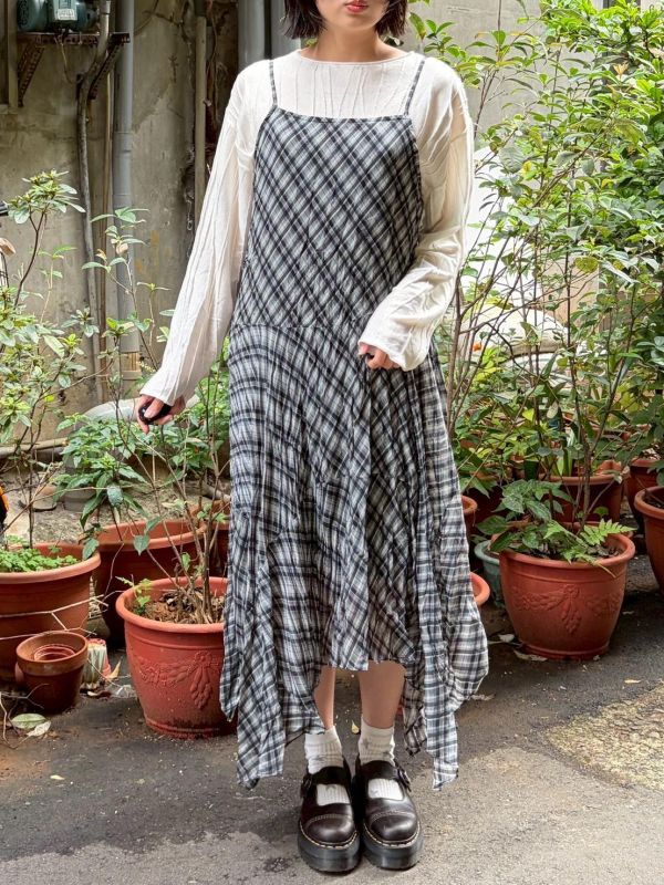 抓褶皺設計不規則下擺格紋細肩帶洋裝 