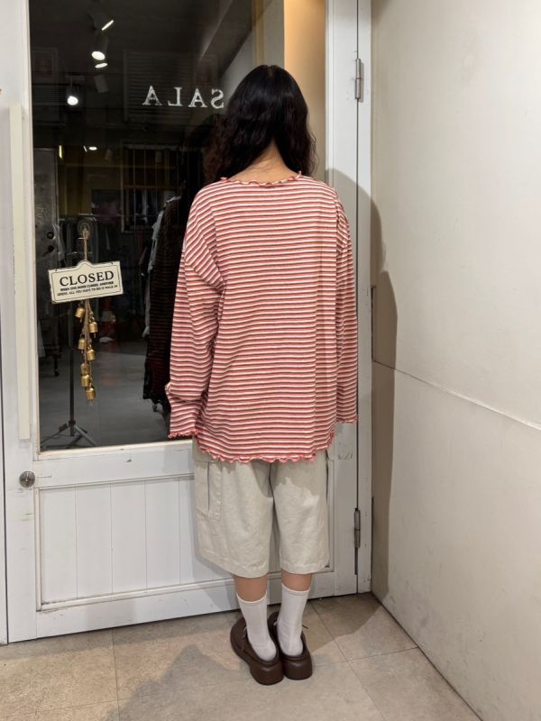 橫條紋木耳捲邊落肩薄長袖上衣 