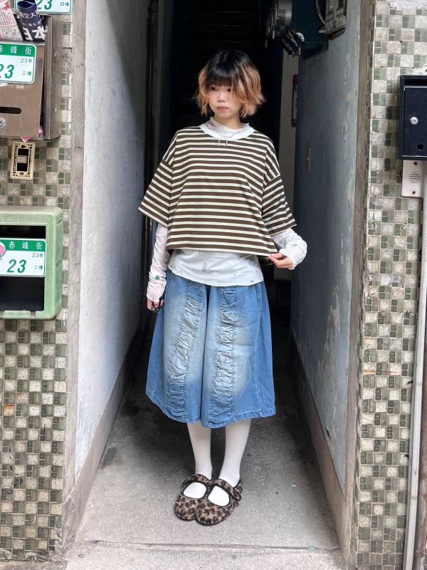 短版橫條紋短袖上衣 