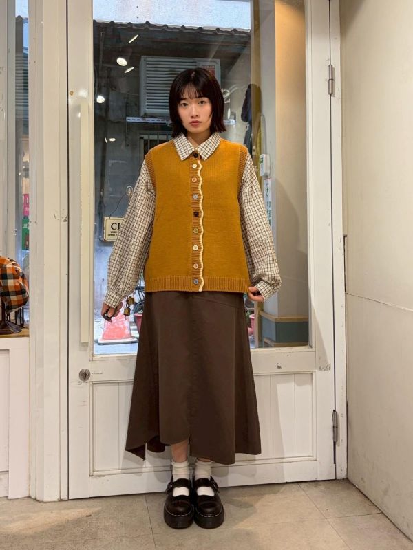 針織彩色扣波紋造型背心 