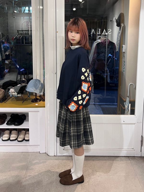 拼接刺繡小花園袖圓領上衣 