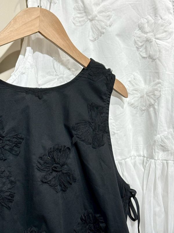 立體紗花朵刺繡拼接紗側綁帶背心 