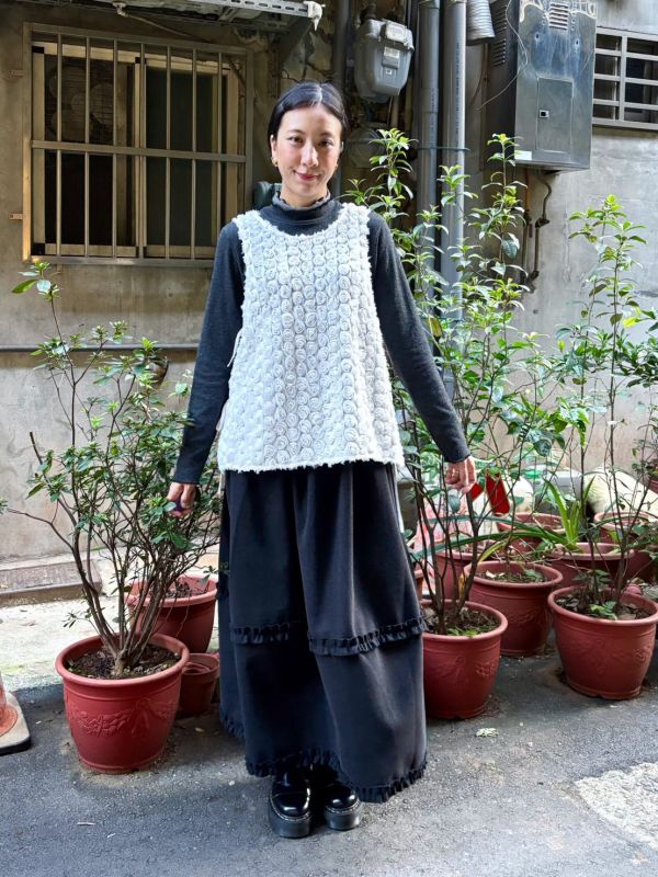 白色滿版立體玫瑰花兩側綁帶背心 