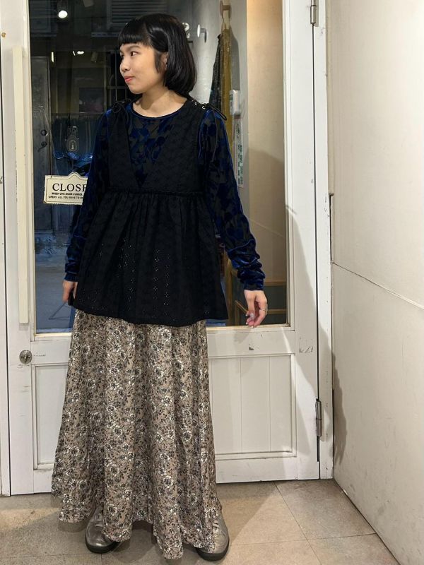 藍花立體絨布微透上衣 