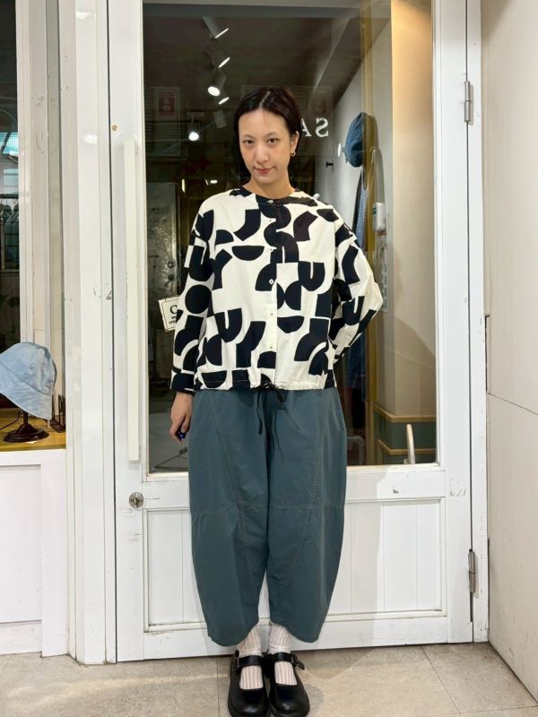 黑色滿版粗體色塊圓領下擺抽繩襯衫 