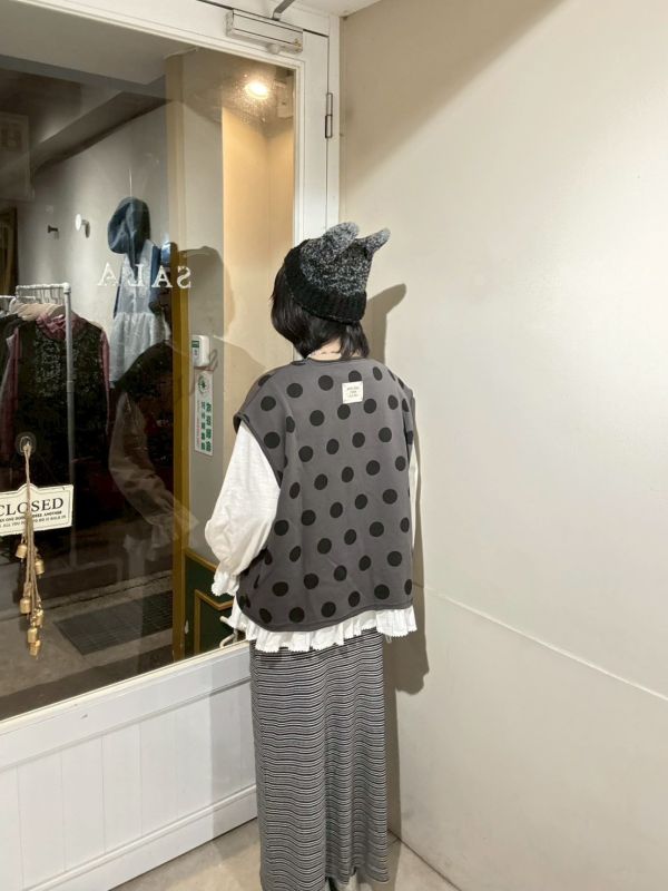 大圓點小口袋後布標背心 