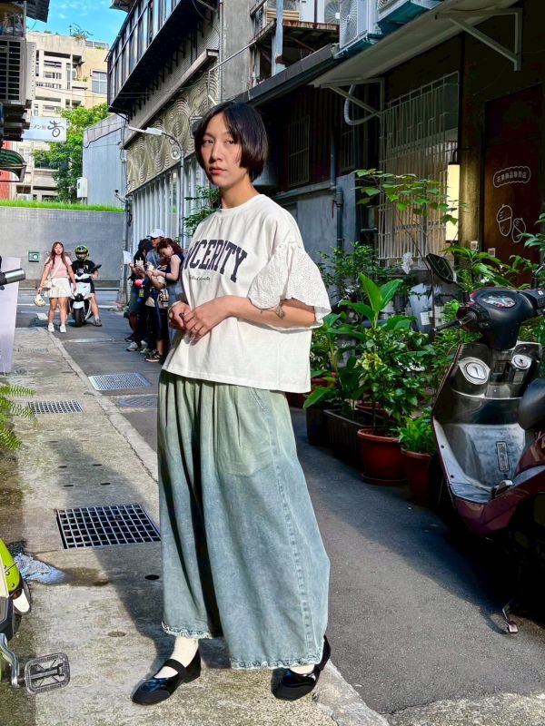 鏤空荷葉抓皺拼接袖短版上衣 
