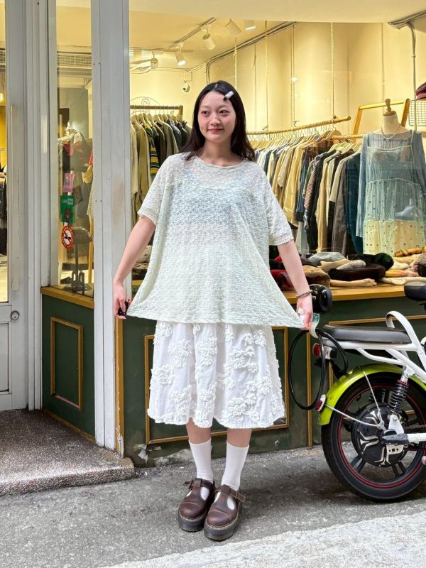 刺繡立體小花蕾絲透膚上衣 