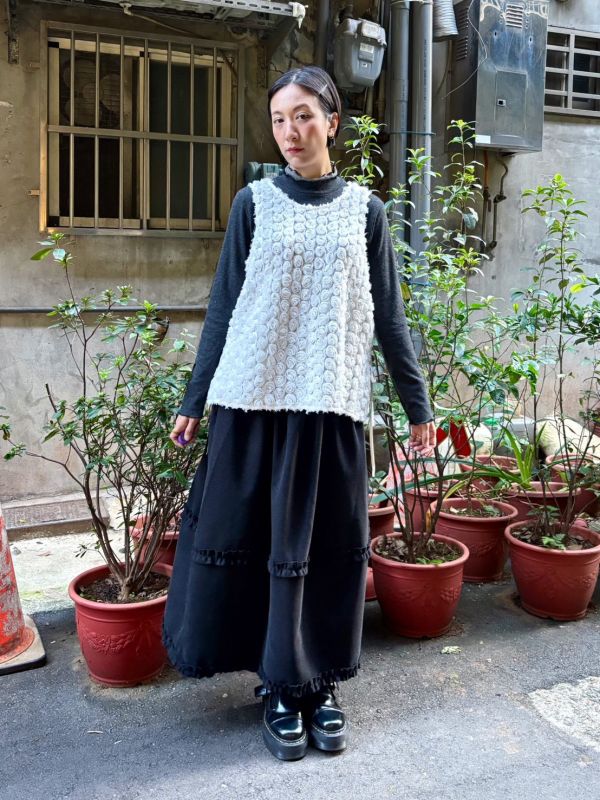 白色滿版立體玫瑰花兩側綁帶背心 