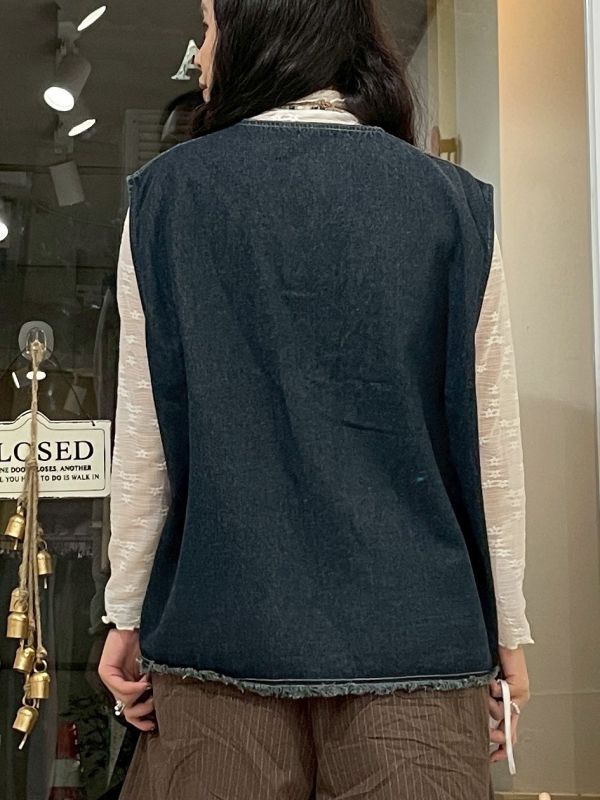 抽鬚口袋寬鬆不收邊牛仔背心 