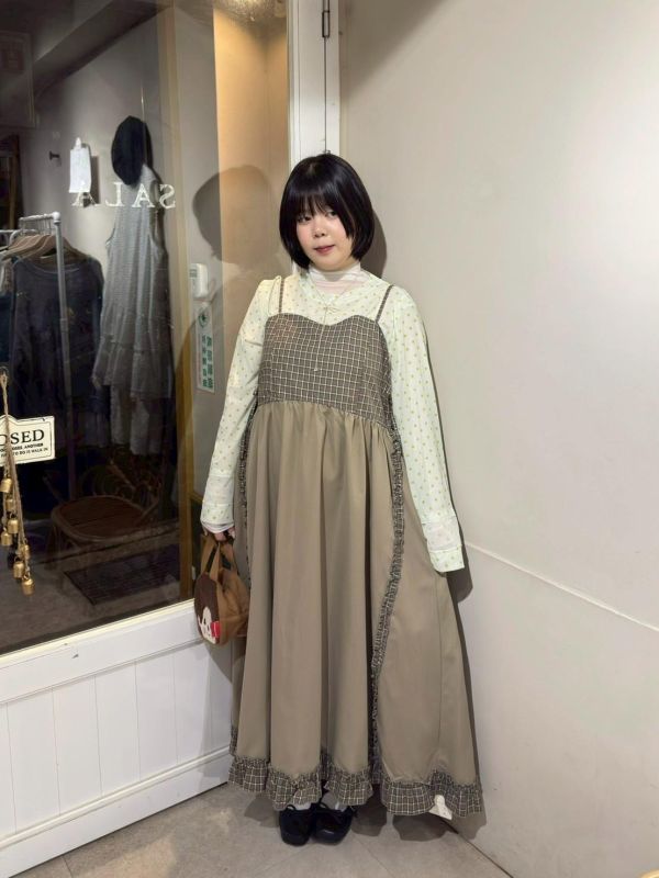 格紋拼接荷葉滾邊側綁帶吊帶洋裝 