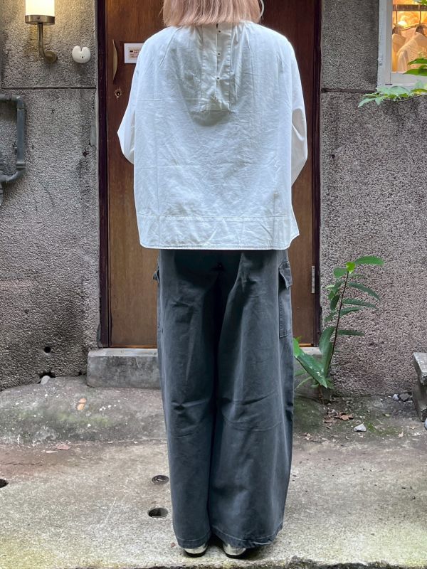白色明線圓領長袖襯衫 