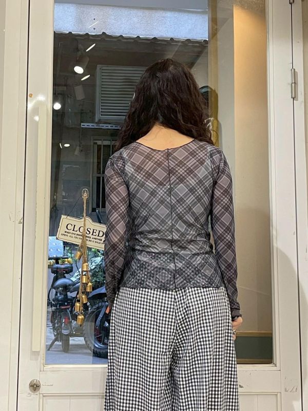 菱格紋造型木耳滾邊透膚長袖上衣 