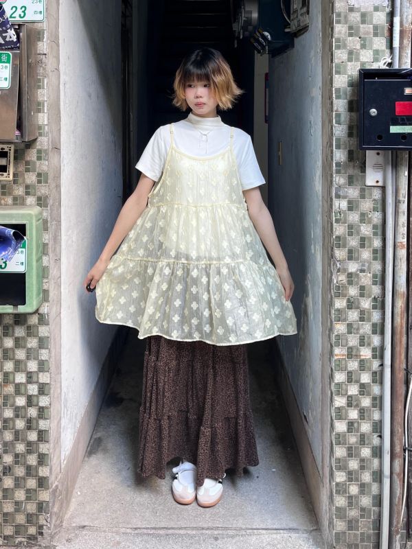 滿版小花光澤透紗吊帶背心 