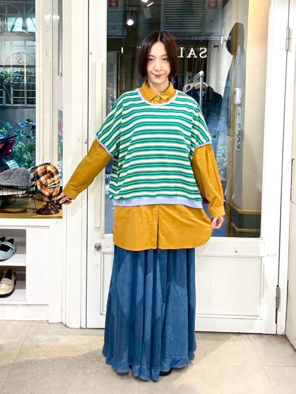 綠色條紋藍色滾邊落肩短板上衣 