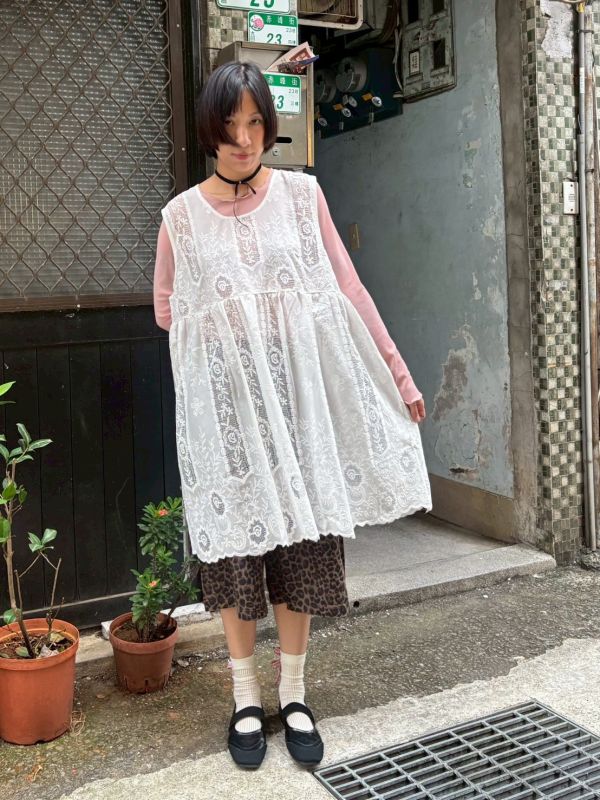 精緻刺繡蕾絲拼接立體打褶抓皺寬背心 
