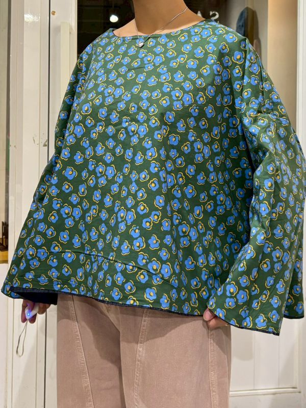 雙面穿滿版花寬版布標牛仔上衣 