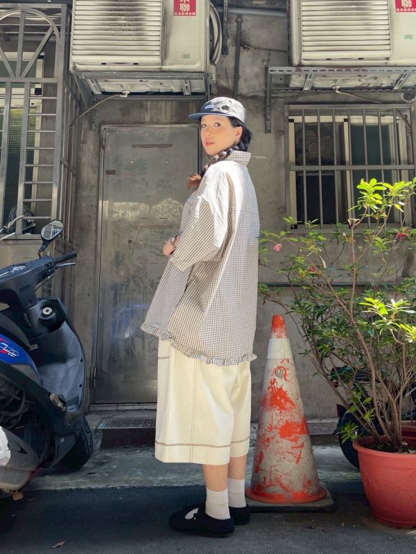 落肩細格子七分袖木耳下擺寬版襯衫 