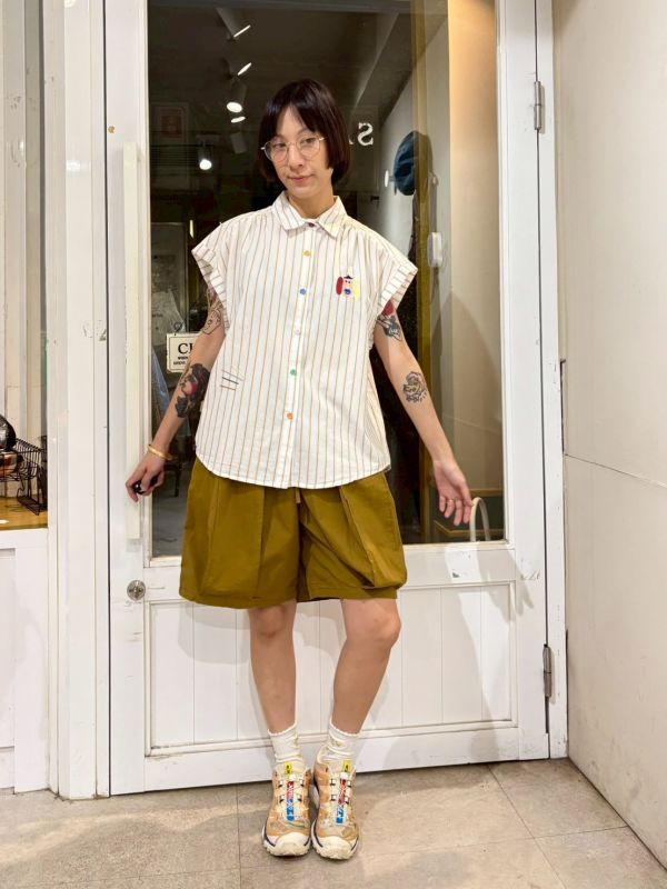 彩色釦條紋刺繡圖落肩無袖襯衫 