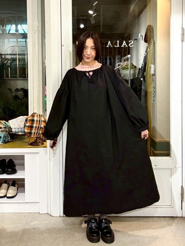 黑色寬版落肩澎澎袖綁帶洋裝 