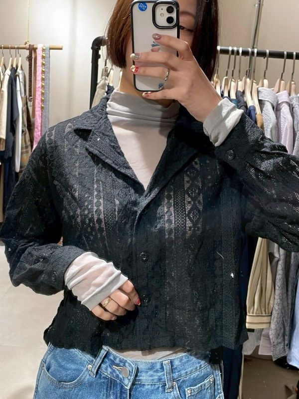 蕾絲簍空側開衩短板襯衫 