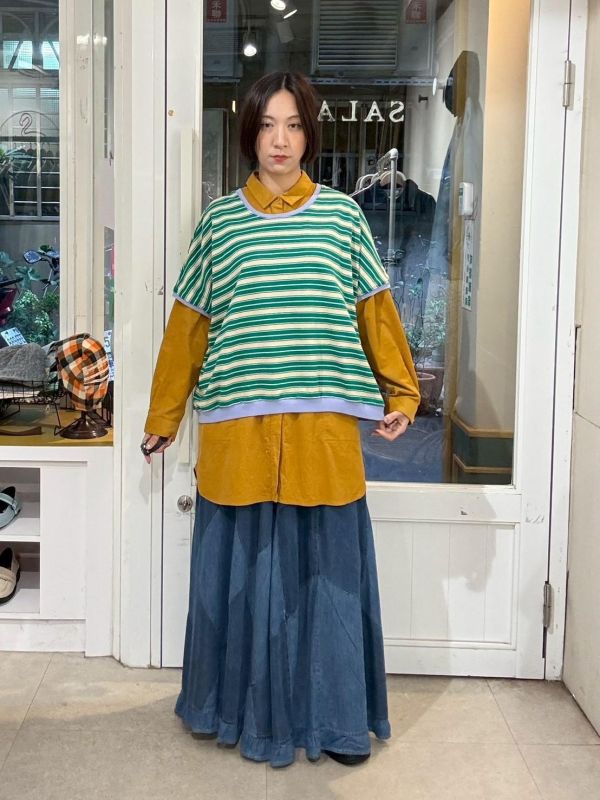 綠色條紋藍色滾邊落肩短板上衣 