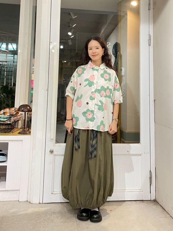 幾何撞色花朵落肩公主袖圓弧下擺前短後長翻領襯衫 