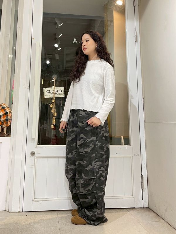 撞色木耳滾邊高領抓皺立體針織紋長袖上衣 