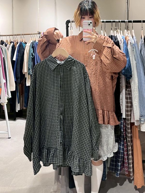 格紋泡泡布下擺花邊長袖襯衫 