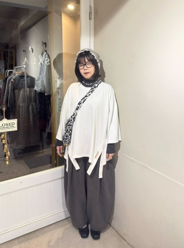 下擺大收邊開衩小布標九分袖上衣 