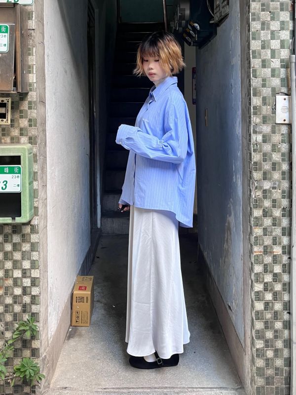 前短後長直條紋字母刺繡長袖襯衫 