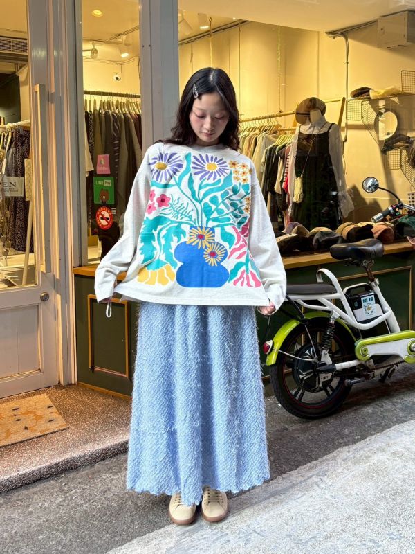 灰領飽和跳色塗鴉花束上衣 