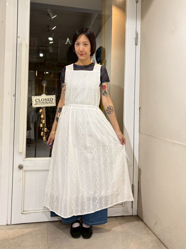 精緻刺繡寬肩帶平口腰抽繩白色背心洋裝 