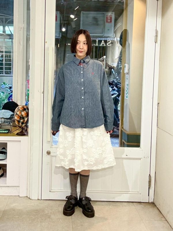 白色滿版立體花及膝裙 