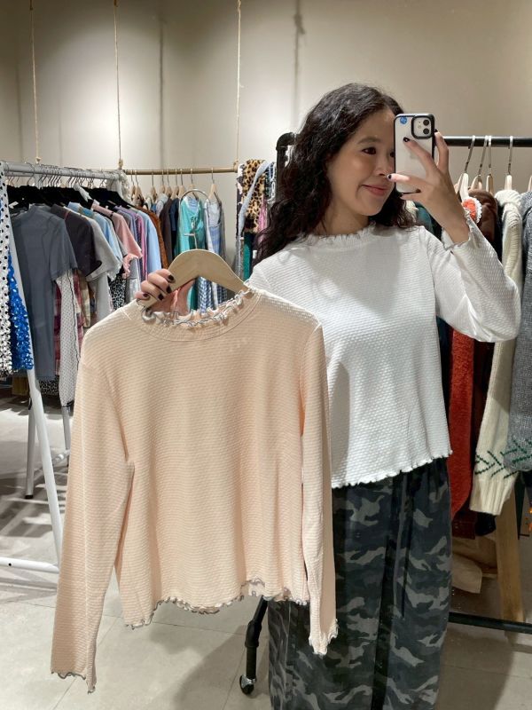 撞色木耳滾邊高領抓皺立體針織紋長袖上衣 