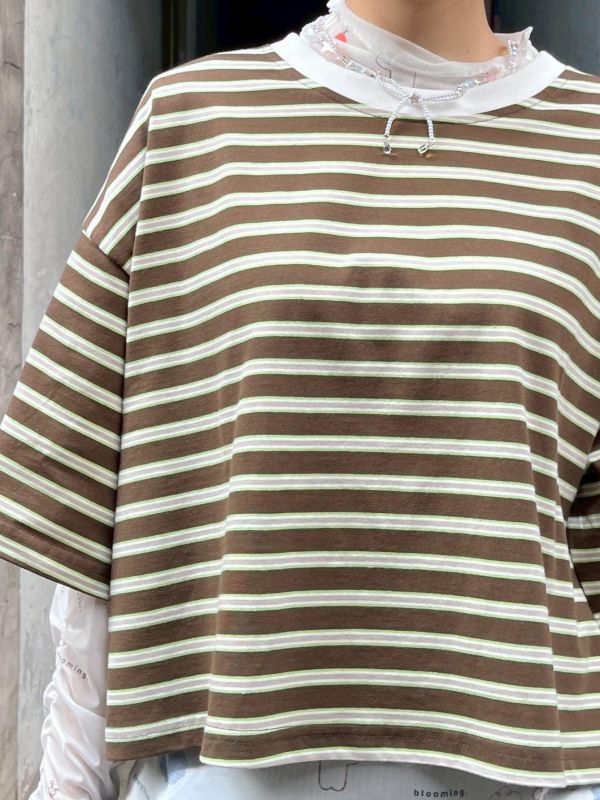 短版橫條紋短袖上衣 