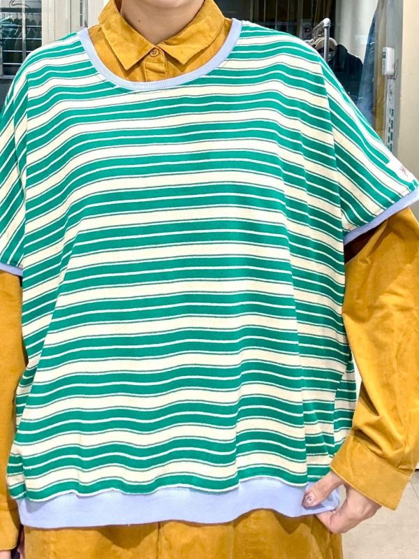 綠色條紋藍色滾邊落肩短板上衣 