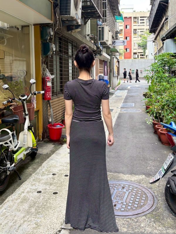 黑白橫條彈性合身魚尾裙套裝 