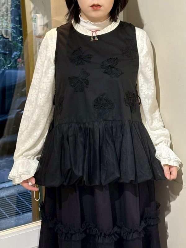 立體紗花朵刺繡拼接紗側綁帶背心 