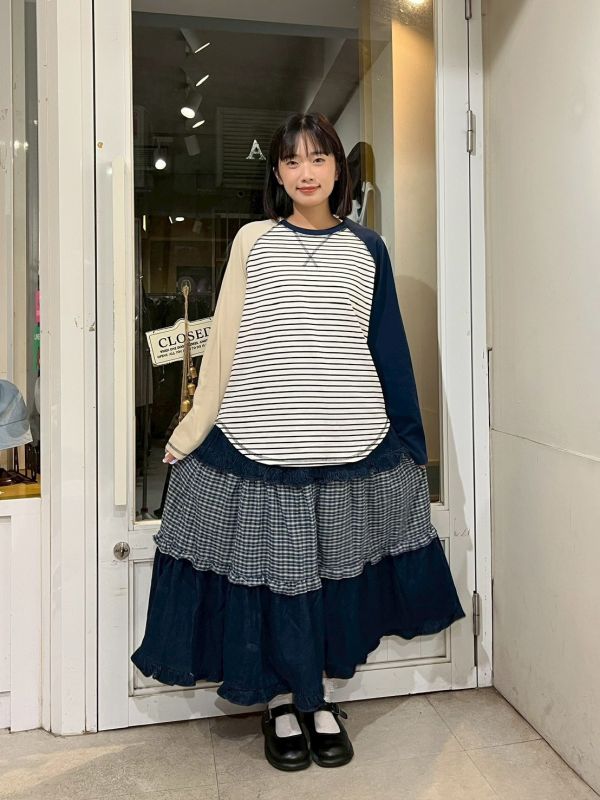 反車線側開衩圓弧下擺撞色拼接袖條紋上衣 