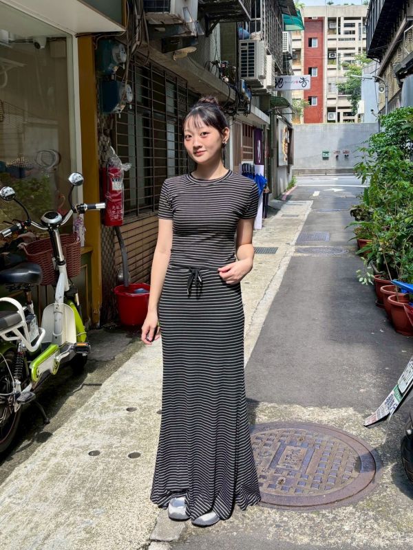 黑白橫條彈性合身魚尾裙套裝 