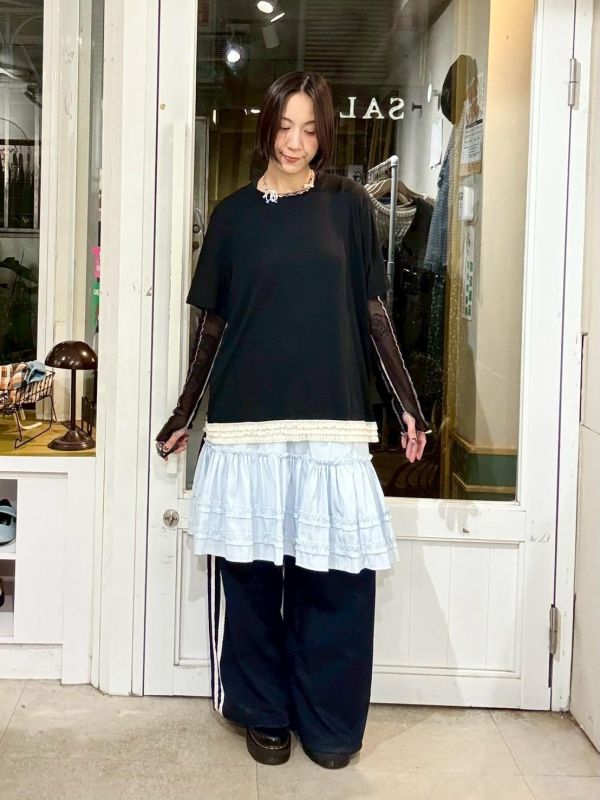 涼感親膚壓紋下擺蕾絲拼接短袖上衣 