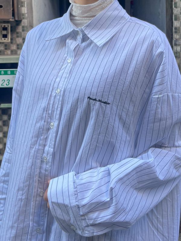 前短後長直條紋字母刺繡長袖襯衫 