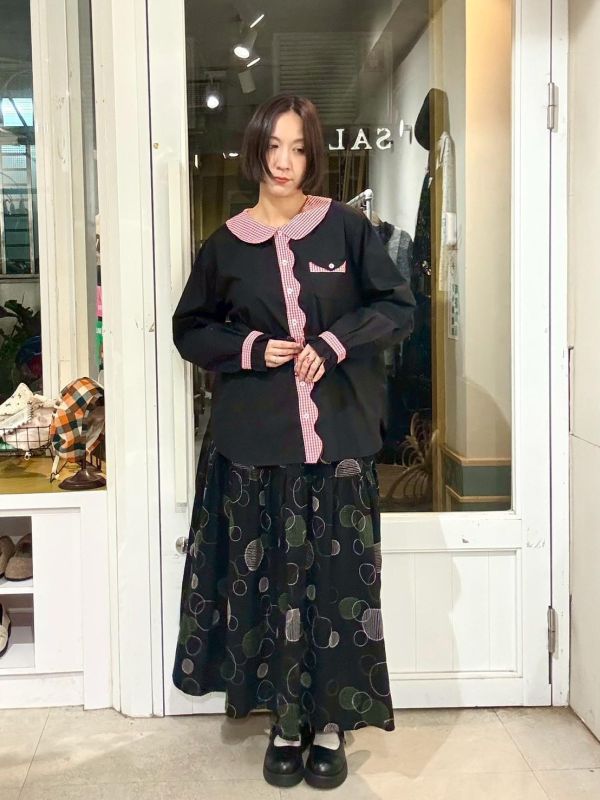 紅白細格拼接圓翻領黑色襯衫 