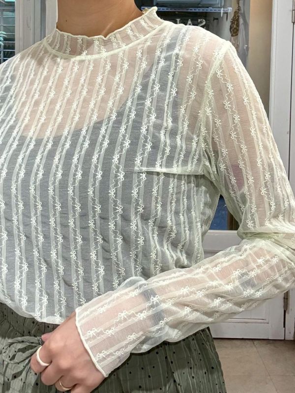版滿蝴蝶結刺繡微高領透膚長袖上衣 