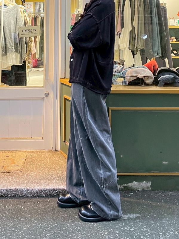 後口袋圓弧車線後鬆緊水洗彎刀褲 