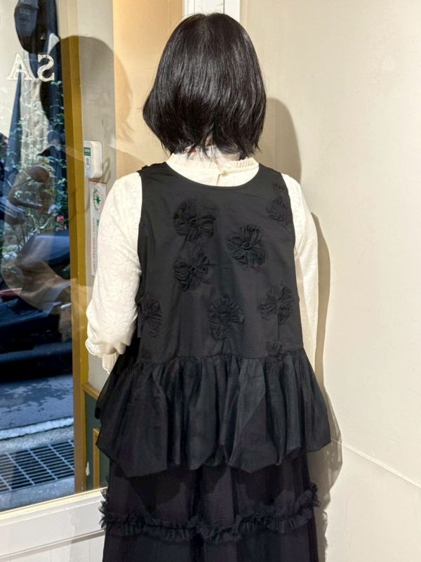 立體紗花朵刺繡拼接紗側綁帶背心 