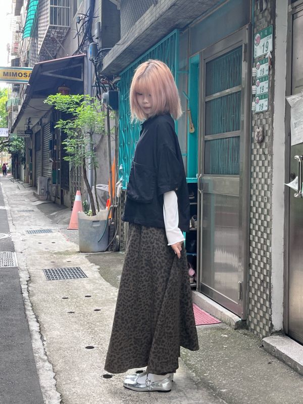 黑色彩扣雙口袋落肩襯衫 